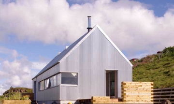 Escritório projeta casa com espaços confortáveis e belos feitos de com materiais e formas simples